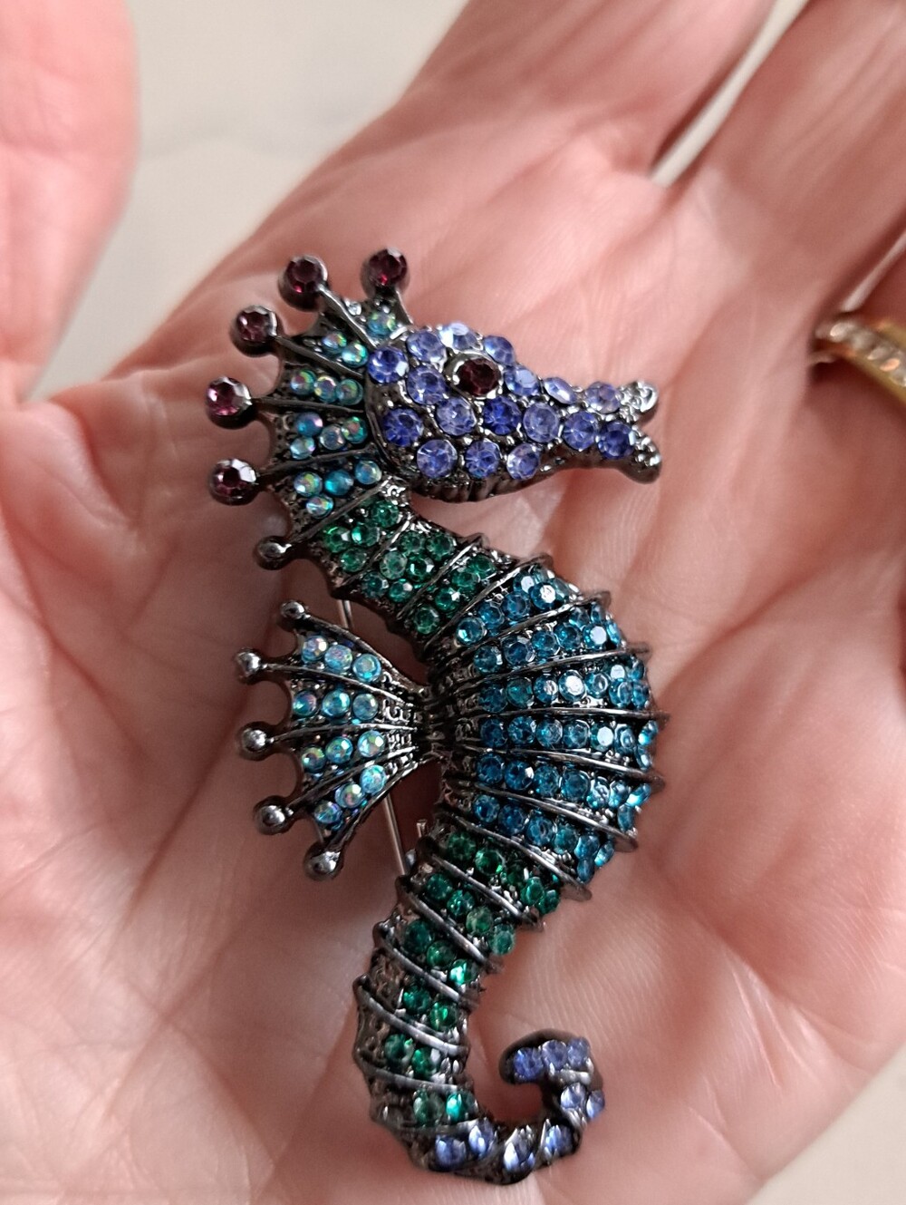 Sparkling Seahorse Pin Brooch - Picture 4 of 4